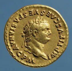Aureus (Vorderseite) von Titus (79-81 n. Chr.) mit Lorbeerkranz. Inschrift: IMP TITVS CAES VESPASIAN AVG P M